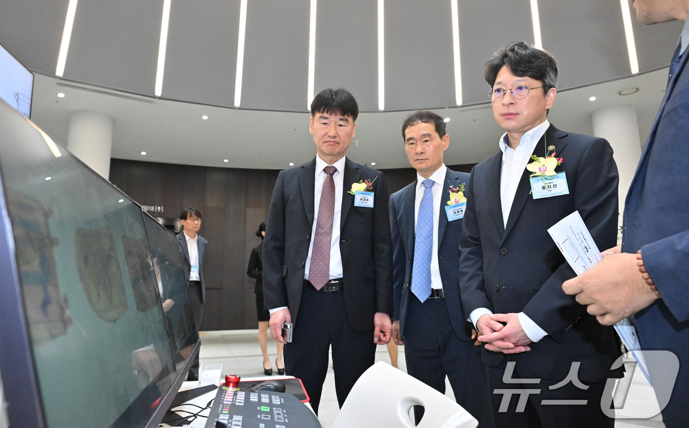 (서울=뉴스1) 공항사진기자단 = 홍지선 국토교통부 2차관이 8일 오전 서울 강서구 항공박물관에서 열린 제2회 항공보안주간 개막식에서 보안장비 전시회 부스를 둘러보고 있다.  20 …