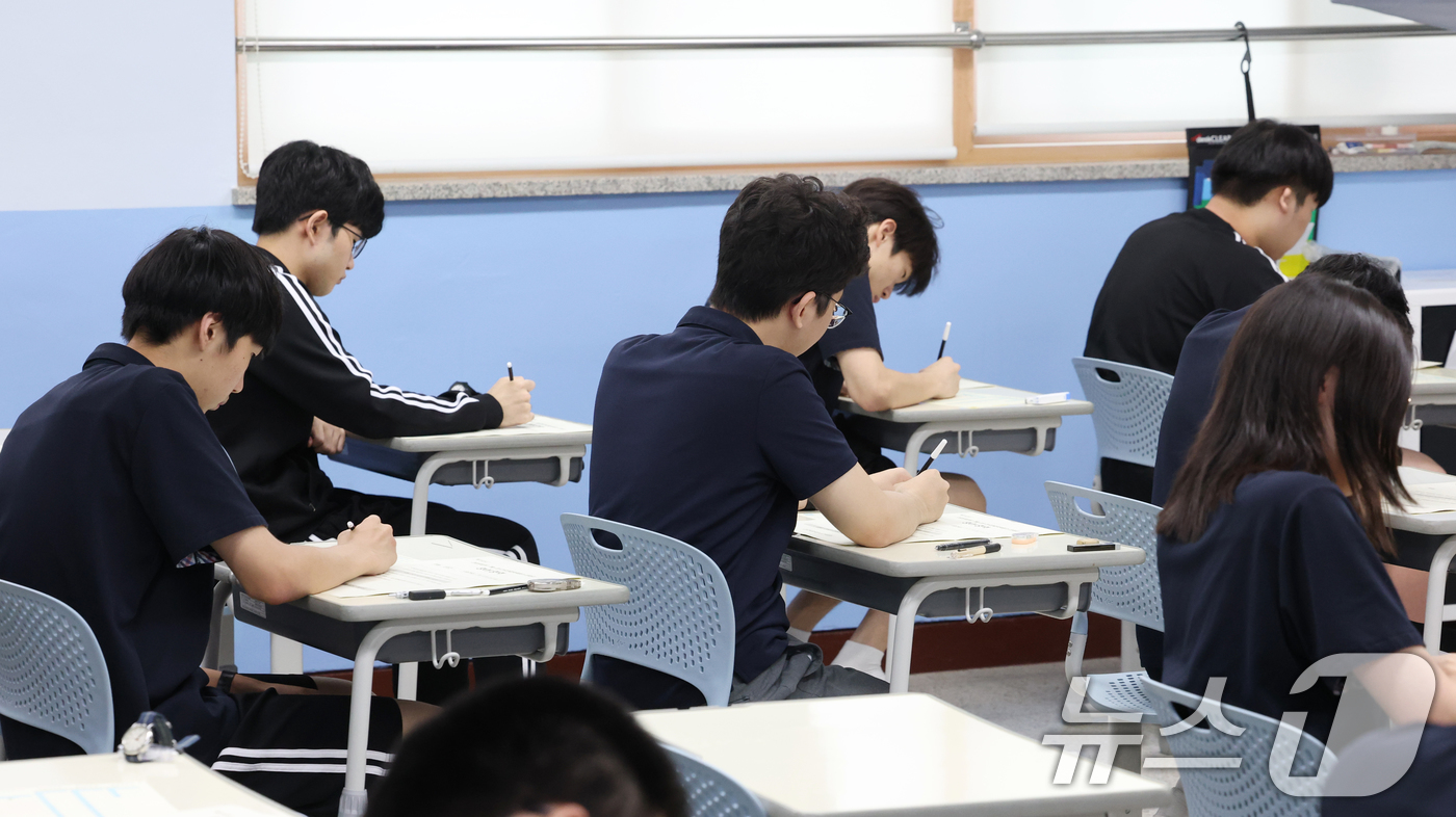 (화성=뉴스1) 김영운 기자 = 8일 경기 화성시 동탄구 동탄고등학교에서 3학년 학생들이 2026년 7월 전국연합학력평가를 치르고 있다. 2026.7.8/뉴스1