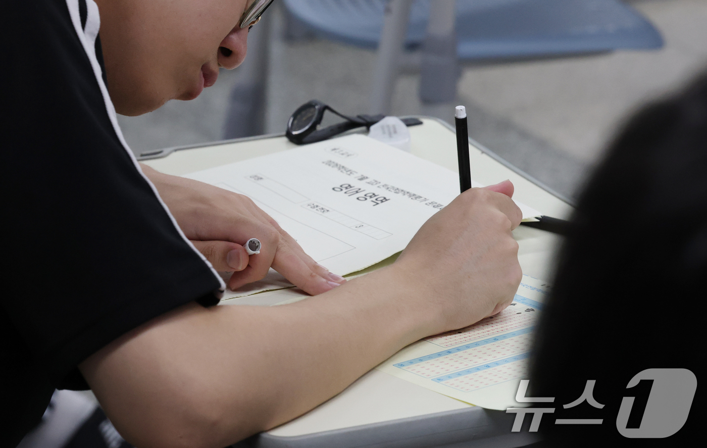 (화성=뉴스1) 김영운 기자 = 8일 경기 화성시 동탄구 동탄고등학교에서 3학년 학생들이 2026년 7월 전국연합학력평가를 치르고 있다. 2026.7.8/뉴스1