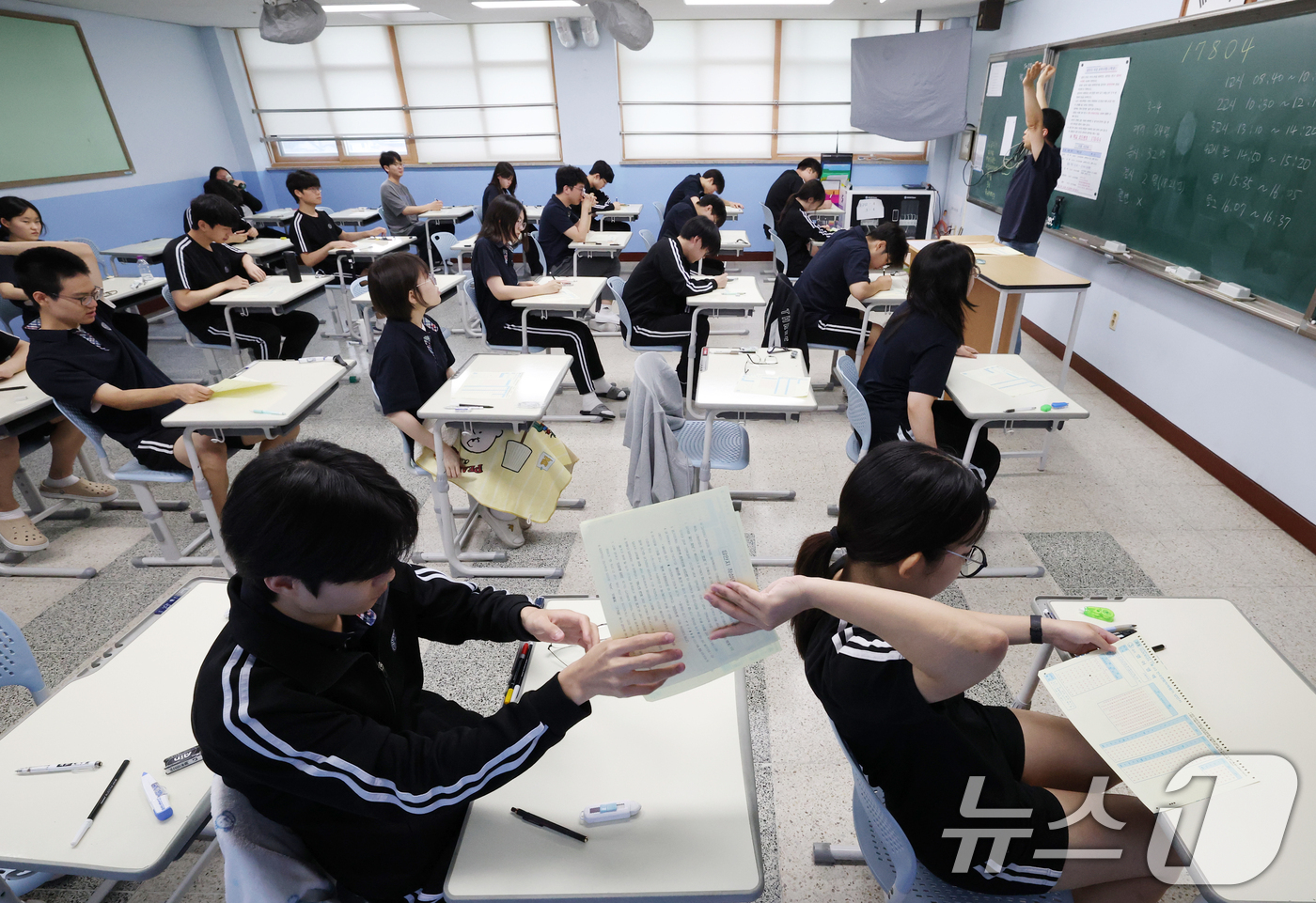 (화성=뉴스1) 김영운 기자 = 8일 경기 화성시 동탄구 동탄고등학교에서 3학년 학생들이 2026년 7월 전국연합학력평가를 치르고 있다. 2026.7.8/뉴스1