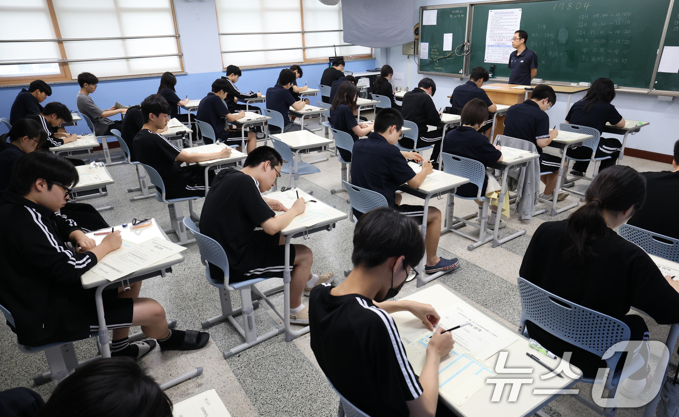 (화성=뉴스1) 김영운 기자 = 8일 경기 화성시 동탄구 동탄고등학교에서 3학년 학생들이 2026년 7월 전국연합학력평가를 치르고 있다. 2026.7.8/뉴스1