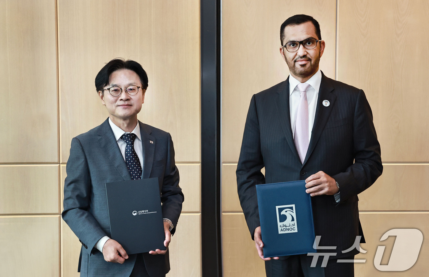(서울=뉴스1) = 김정관 산업통상부 장관과 탄 알 자베르 아랍에미리트(UAE) 산업첨단기술부 장관 겸 아부다비 국영석유회사(ADNOC) CEO가 8일 오전 서울 종로구 포시즌스호 …