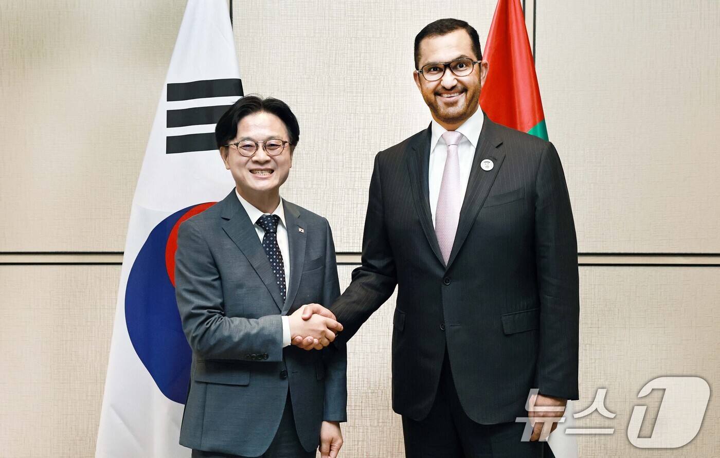 (서울=뉴스1) = 김정관 산업통상부 장관과 탄 알 자베르 아랍에미리트(UAE) 산업첨단기술부 장관 겸 아부다비 국영석유회사(ADNOC) CEO가 8일 오전 서울 종로구 포시즌스호 …