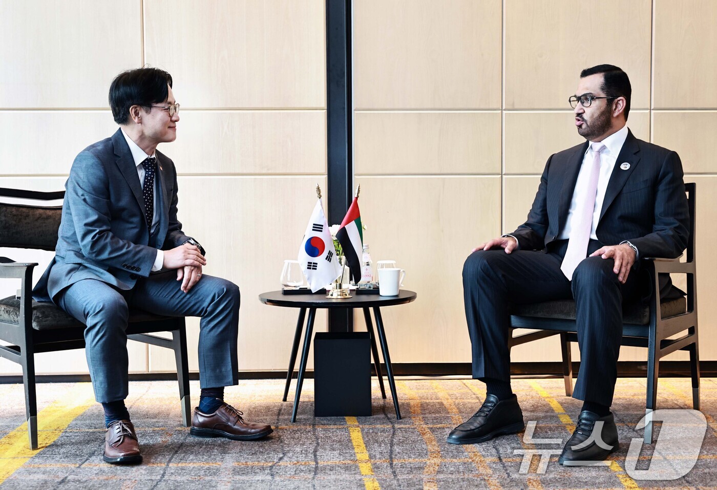 (서울=뉴스1) = 김정관 산업통상부 장관과 탄 알 자베르 아랍에미리트(UAE) 산업첨단기술부 장관 겸 아부다비 국영석유회사(ADNOC) CEO가 8일 오전 서울 종로구 포시즌스호 …