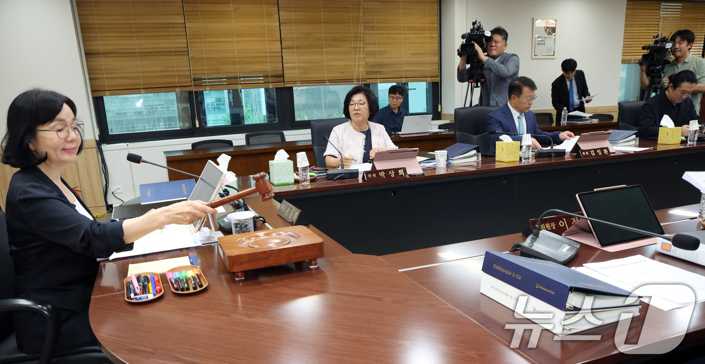 (서울=뉴스1) 김명섭 기자 = 송경희 개인정보보호위원회 위원장이 8일 오후 서울 종로구 세종대로 정부서울청사에서 열린 제13회 전체회의에서 의사봉을 두드리고 있다. 2026.7. …