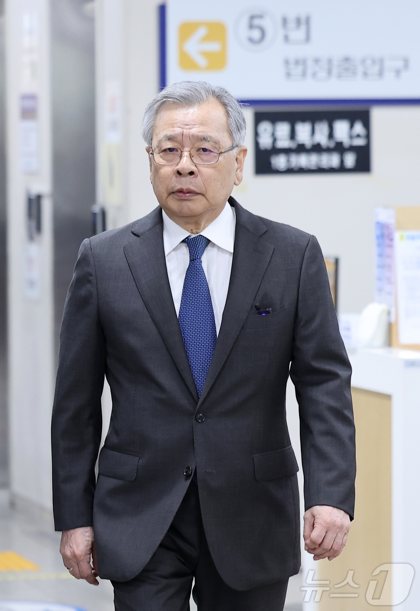 (서울=뉴스1) 김성진 기자 = '대장동 사건'과 관련해 민간업자들에게 청탁을 대가로 금품을 수수한 혐의로 재판에 넘겨진 박영수 전 특별검사가 8일 서울 서초구 서울고등법원에서 열 …
