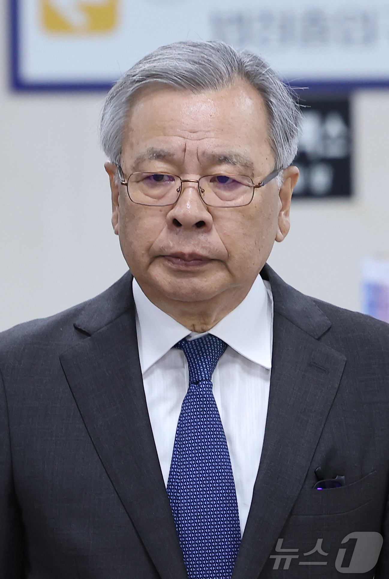 (서울=뉴스1) 김성진 기자 = '대장동 사건'과 관련해 민간업자들에게 청탁을 대가로 금품을 수수한 혐의로 재판에 넘겨진 박영수 전 특별검사가 8일 서울 서초구 서울고등법원에서 열 …