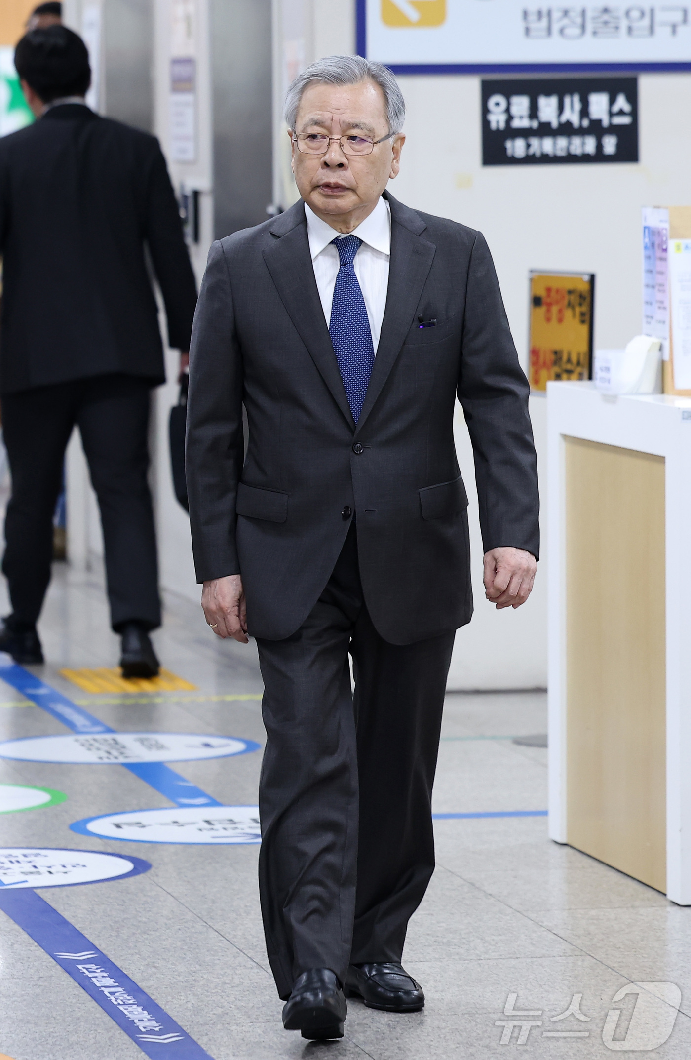 (서울=뉴스1) 김성진 기자 = '대장동 사건'과 관련해 민간업자들에게 청탁을 대가로 금품을 수수한 혐의로 재판에 넘겨진 박영수 전 특별검사가 8일 서울 서초구 서울고등법원에서 열 …