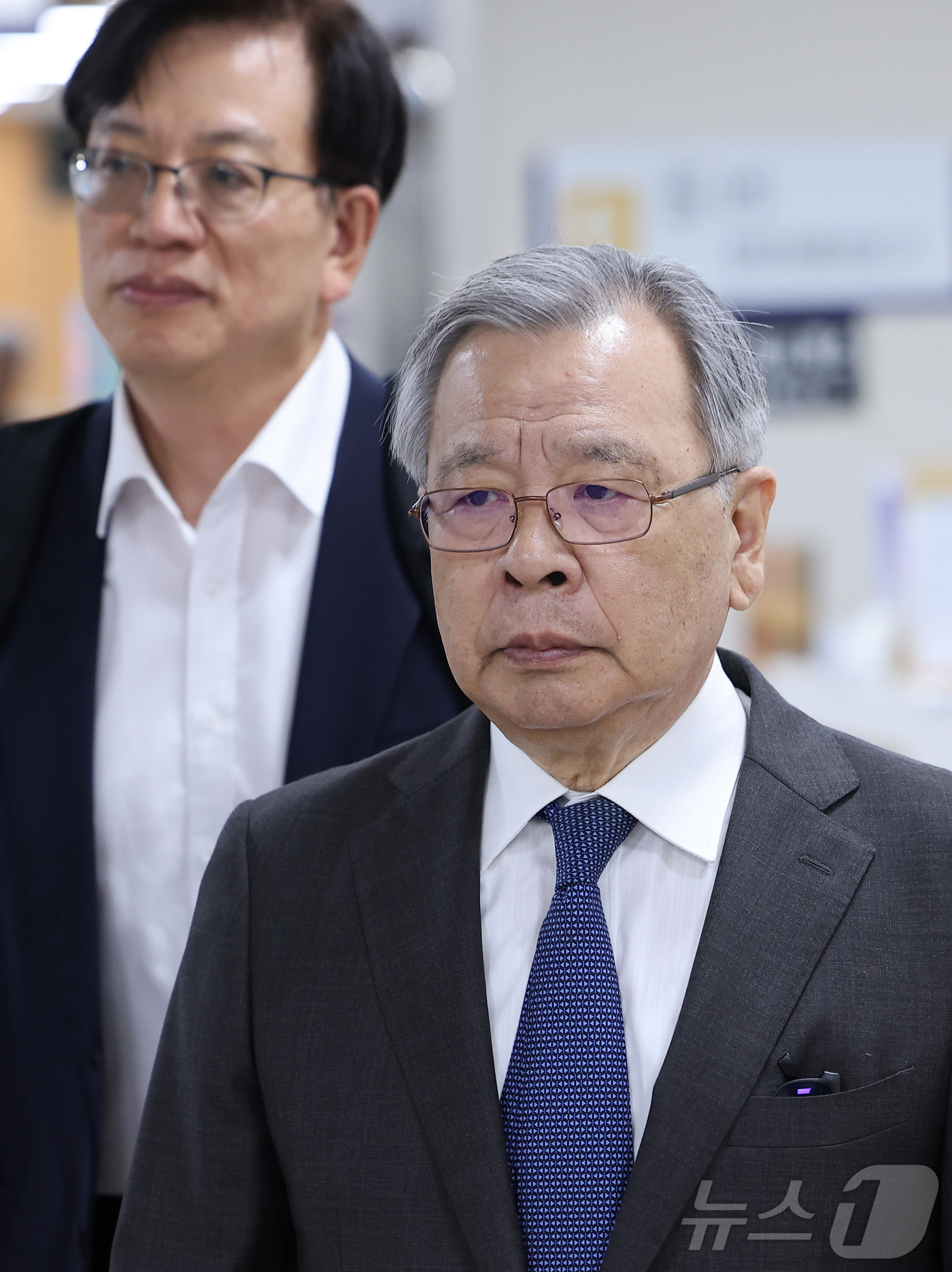 (서울=뉴스1) 김성진 기자 = '대장동 사건'과 관련해 민간업자들에게 청탁을 대가로 금품을 수수한 혐의로 재판에 넘겨진 박영수 전 특별검사가 8일 서울 서초구 서울고등법원에서 열 …