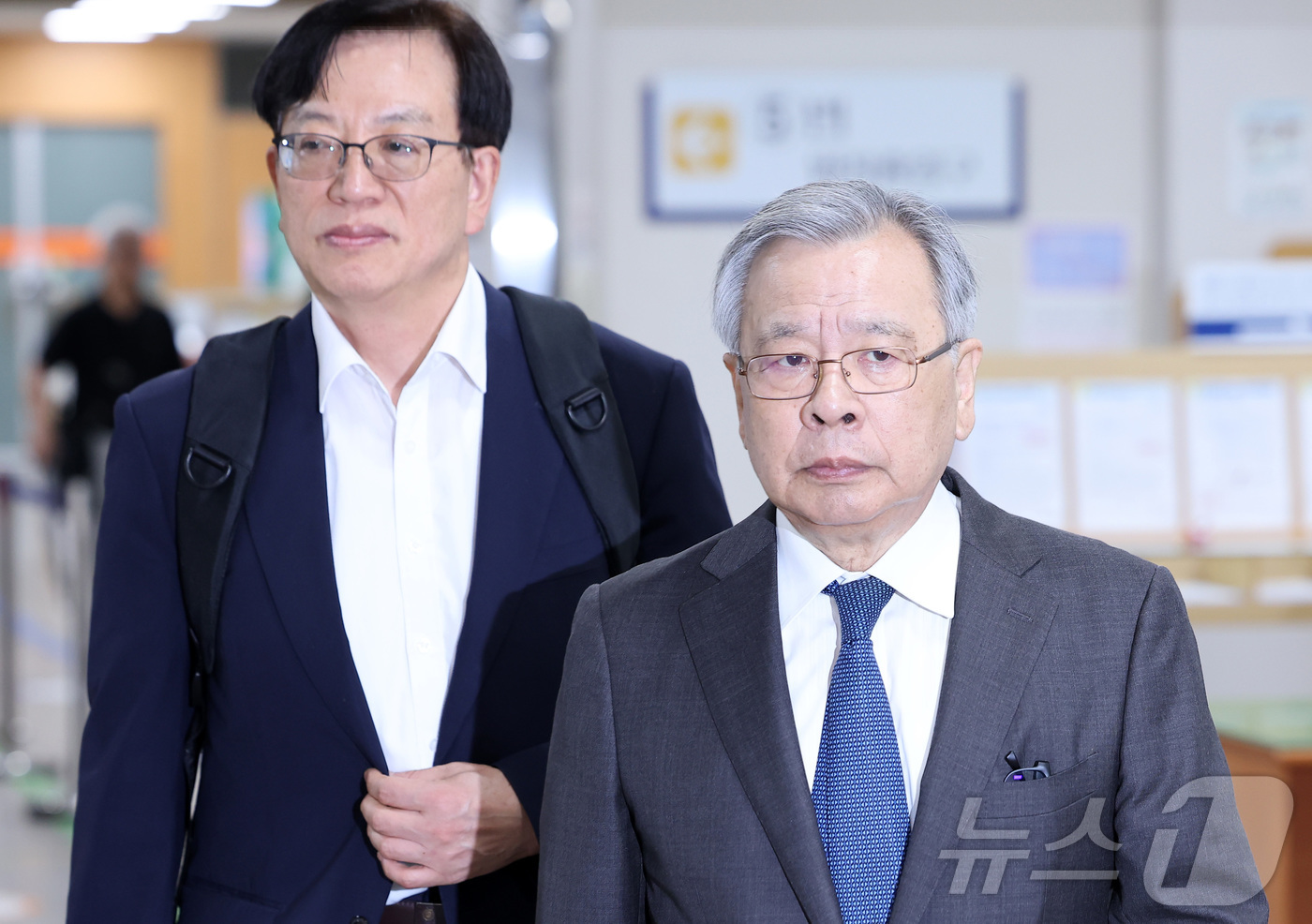 (서울=뉴스1) 김성진 기자 = '대장동 사건'과 관련해 민간업자들에게 청탁을 대가로 금품을 수수한 혐의로 재판에 넘겨진 박영수 전 특별검사가 8일 서울 서초구 서울고등법원에서 열 …