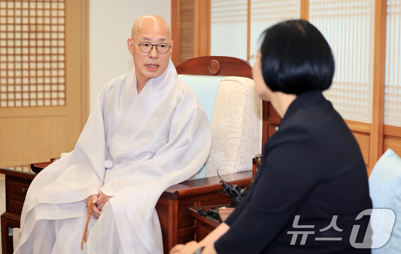 (서울=뉴스1) 이호윤 기자 = 대한불교 조계종 총무원장 진우 스님이 8일 서울 종로구 불교역사문화기념관을 방문한 한성숙 국무총리를 만나 대화를 나누고 있다. 2026.7.8/뉴스 …