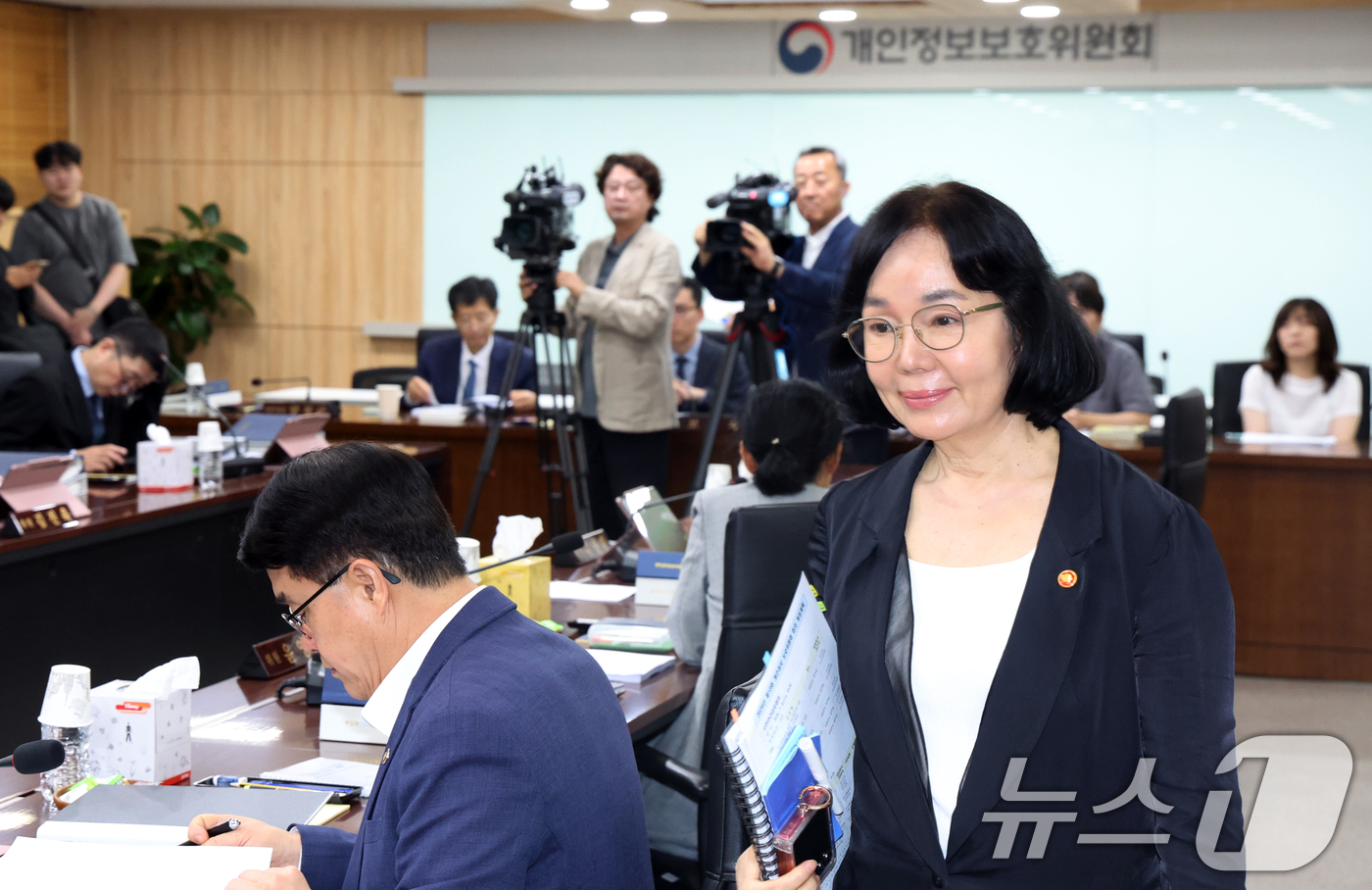 (서울=뉴스1) 김명섭 기자 = 송경희 개인정보보호위원회 위원장이  8일 오후 서울 종로구 세종대로 정부서울청사에서 열린 제13회 전체회의에 참석하고 있다. 2026.7.8/뉴스1 …