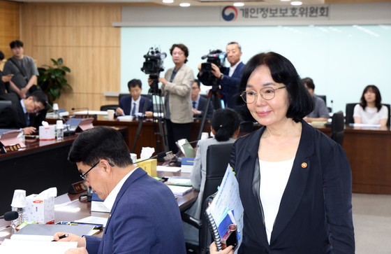 전체회의 참석하는 송경희 위원장
