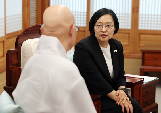 대화 나누는 한성숙 총리