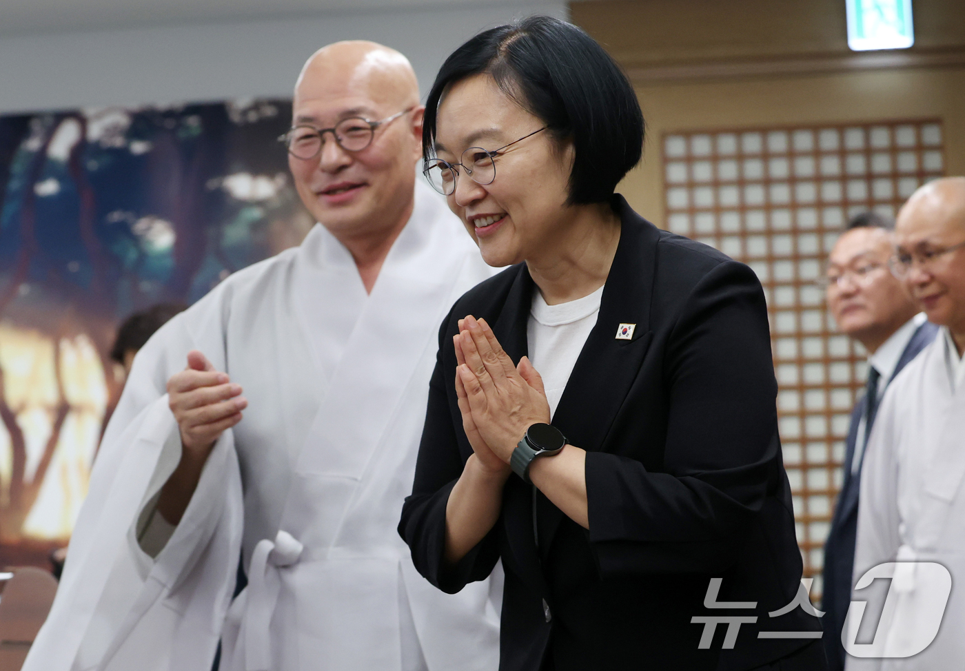 (서울=뉴스1) 이호윤 기자 = 한성숙 국무총리가 8일 오후 서울 종로구 조계종 총무원장 접견실로 들어서며 합장하고 있다. (공동취재) 2026.7.8/뉴스1