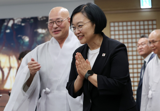 합장하는 한성숙 국무총리