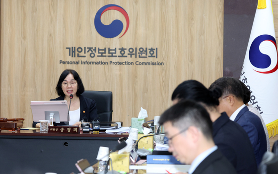 전체회의 발언하는 송경희 위원장