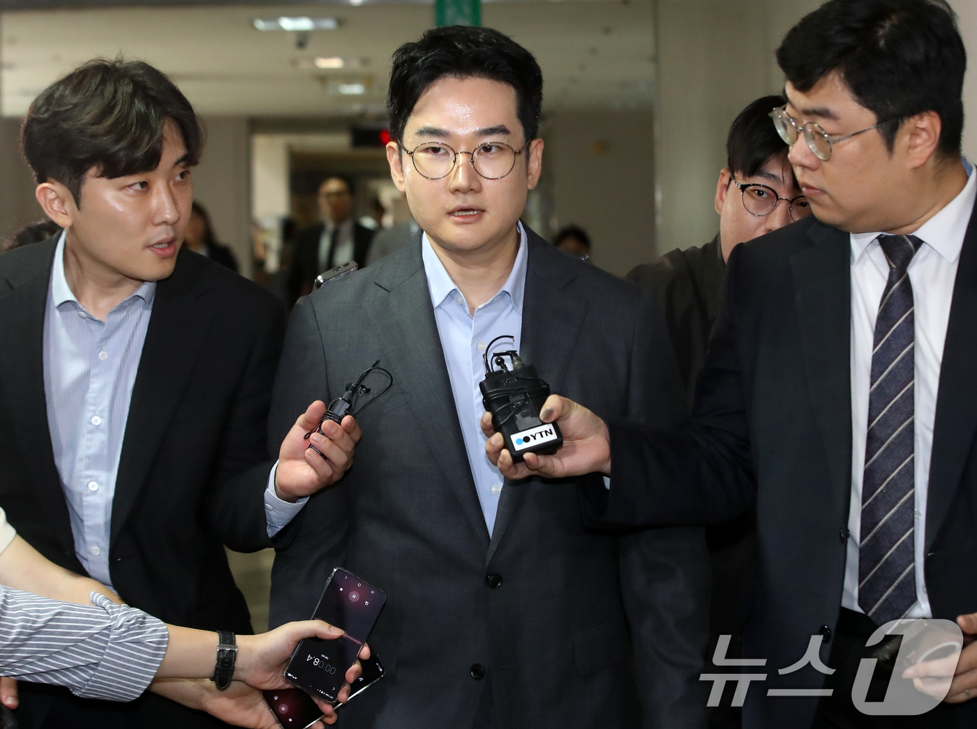 (부산=뉴스1) 윤일지 기자 = 6·3 지방선거 당시 '음료컵 테러' 사건의 자작극 의혹을 받는 정이한 전 개혁신당 부산시장 후보가 8일 오후 부산 연제구 부산지방법원에서 열린 구 …