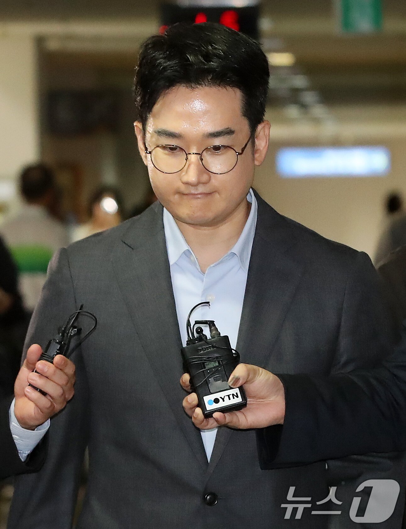 본문 이미지 - 6·3 지방선거 당시 '음료컵 테러' 사건의 자작극 의혹을 받는 정이한 전 개혁신당 부산시장 후보가 8일 오후 부산 연제구 부산지방법원에서 열린 구속 전 피의자 심문(영장실질심사)에 출석하고 있다. 2026.7.8 ⓒ 뉴스1 윤일지 기자
