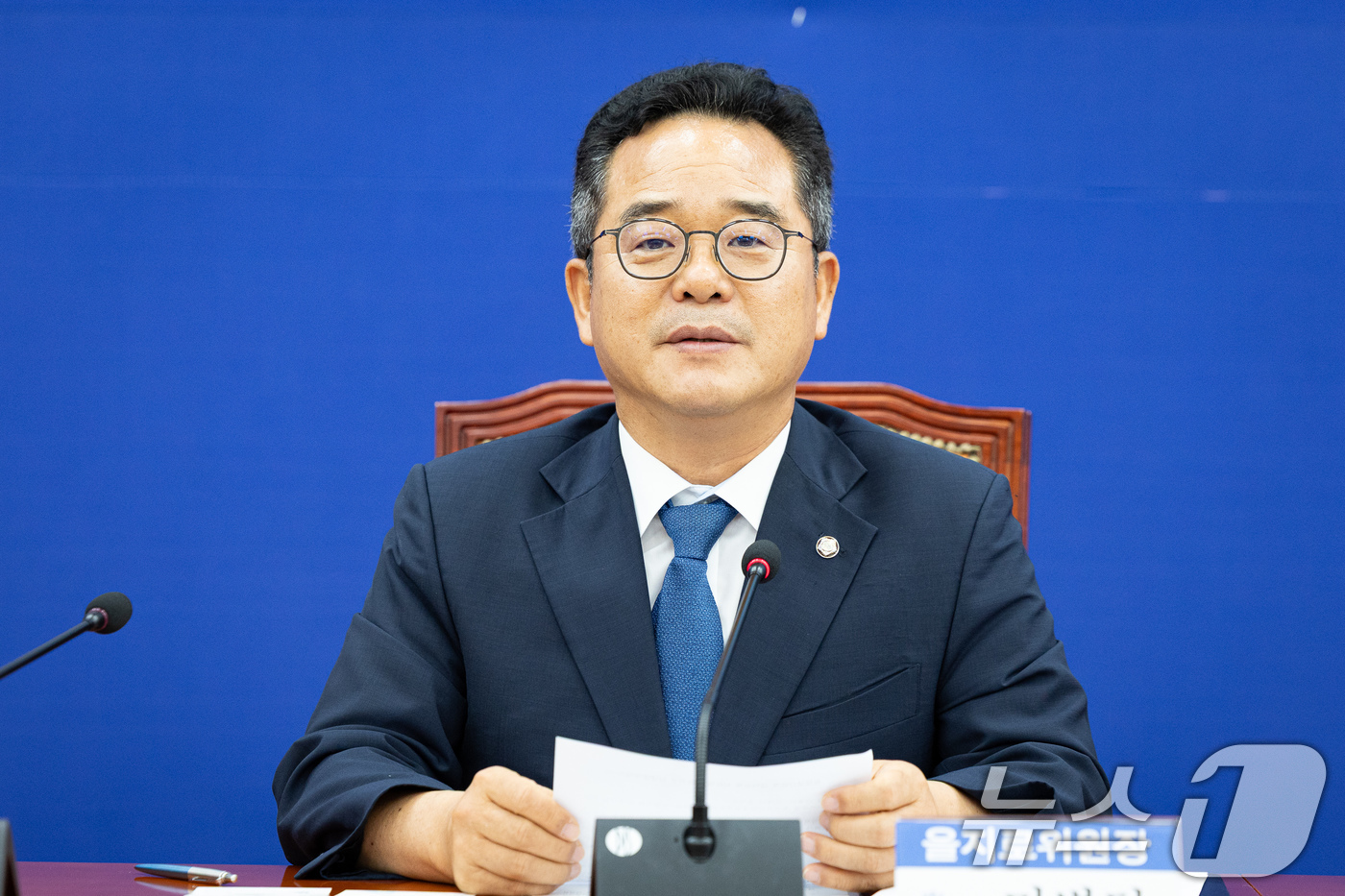 (서울=뉴스1) 유승관 기자 = 민병덕 더불어민주당 을지로위원장이 8일 서울 여의도 국회에서 열린 중동전쟁 위기극복을 위한 고통분담 세탁업계 상생협약식에서 인사말을 하고 있다. 2 …