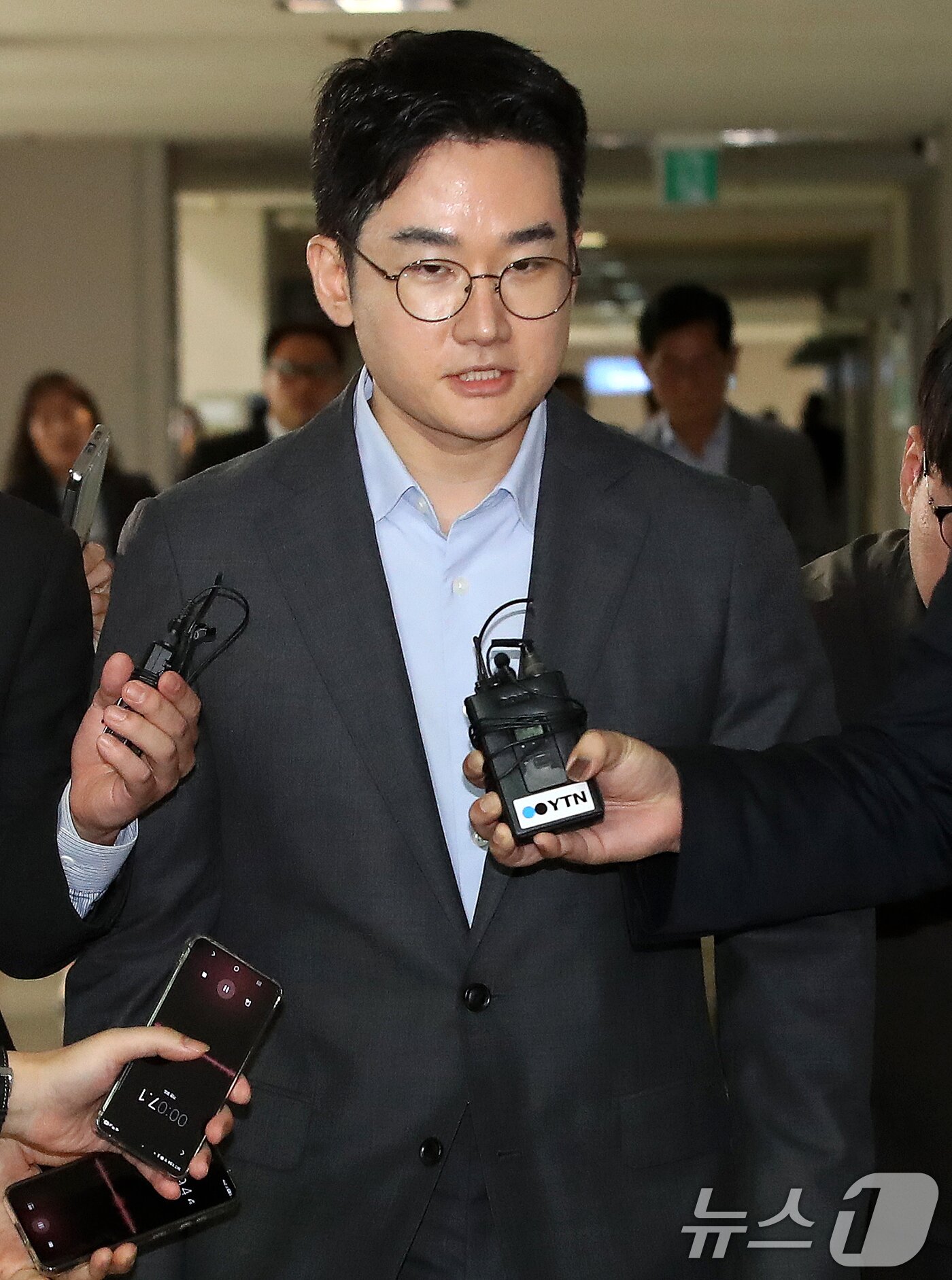 본문 이미지 - 6·3 지방선거 당시 '음료컵 테러' 사건의 자작극 의혹을 받는 정이한 전 개혁신당 부산시장 후보가 8일 오후 부산 연제구 부산지방법원에서 열린 구속 전 피의자 심문(영장실질심사)에 출석하고 있다. 2026.7.8 ⓒ 뉴스1 윤일지 기자