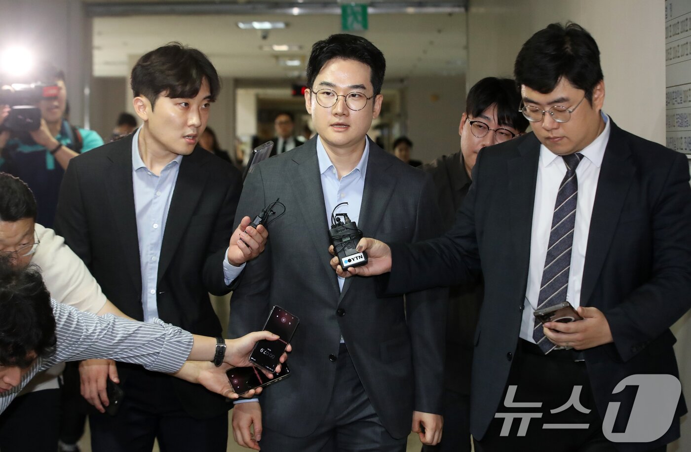 본문 이미지 - 6·3 지방선거 당시 '음료컵 테러' 사건의 자작극 의혹을 받는 정이한 전 개혁신당 부산시장 후보가 8일 오후 부산 연제구 부산지방법원에서 열린 구속 전 피의자 심문(영장실질심사)에 출석하고 있다.  2026.7.8 ⓒ 뉴스1 윤일지 기자