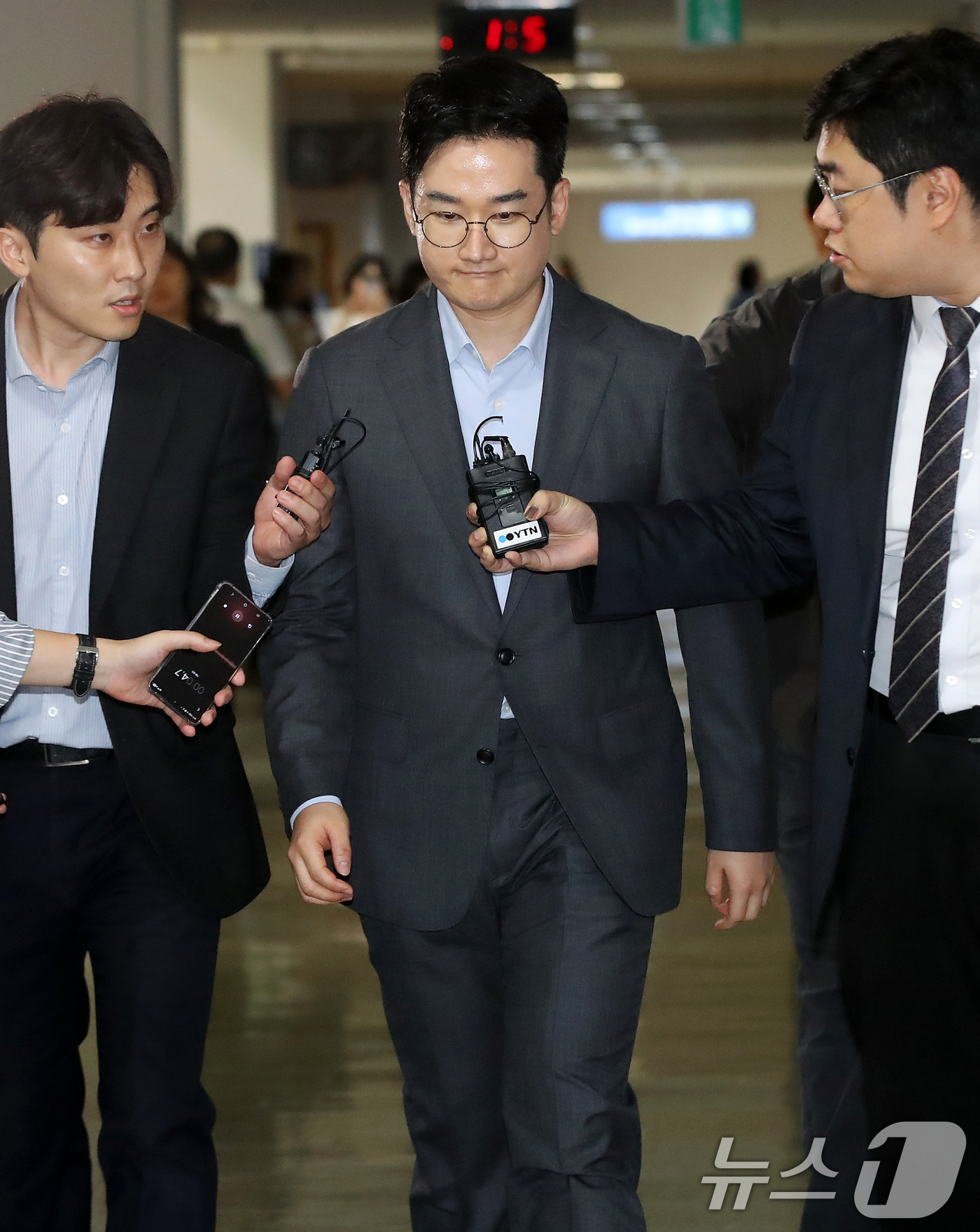 (부산=뉴스1) 윤일지 기자 = 6·3 지방선거 당시 '음료컵 테러' 사건의 자작극 의혹을 받는 정이한 전 개혁신당 부산시장 후보가 8일 오후 부산 연제구 부산지방법원에서 열린 구 …