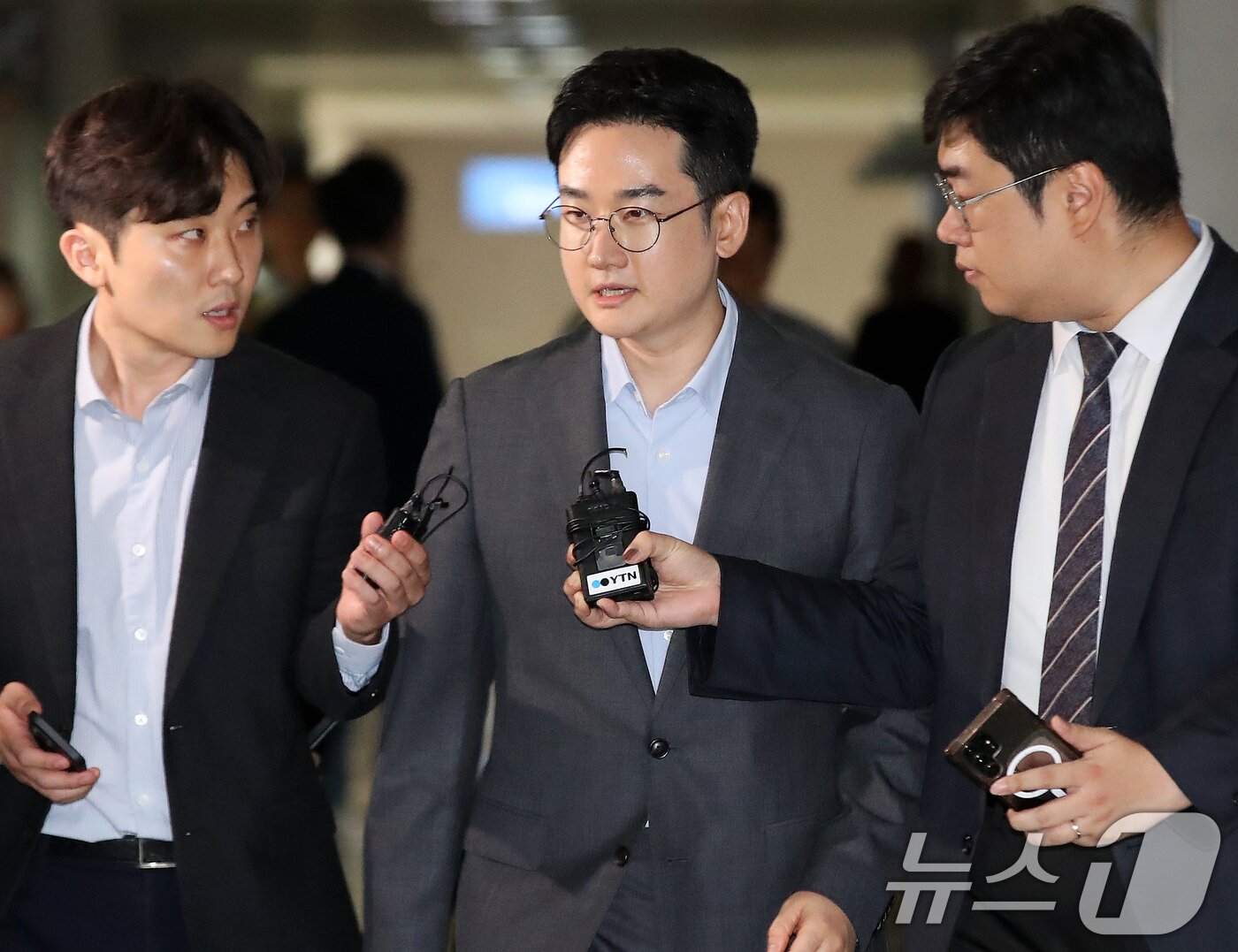 본문 이미지 - 6·3 지방선거 당시 '음료컵 테러' 사건의 자작극 의혹을 받는 정이한 전 개혁신당 부산시장 후보가 8일 오후 부산 연제구 부산지방법원에서 열린 구속 전 피의자 심문(영장실질심사)에 출석하고 있다.  2026.7.8 ⓒ 뉴스1 윤일지 기자