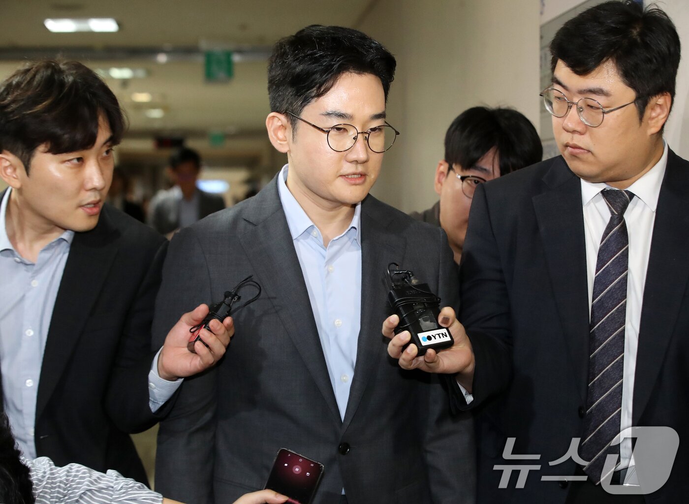 본문 이미지 - 6·3 지방선거 당시 '음료컵 테러' 사건의 자작극 의혹을 받는 정이한 전 개혁신당 부산시장 후보가 8일 오후 부산 연제구 부산지방법원에서 열린 구속 전 피의자 심문(영장실질심사)에 출석하고 있다. 2026.7.8 ⓒ 뉴스1 윤일지 기자