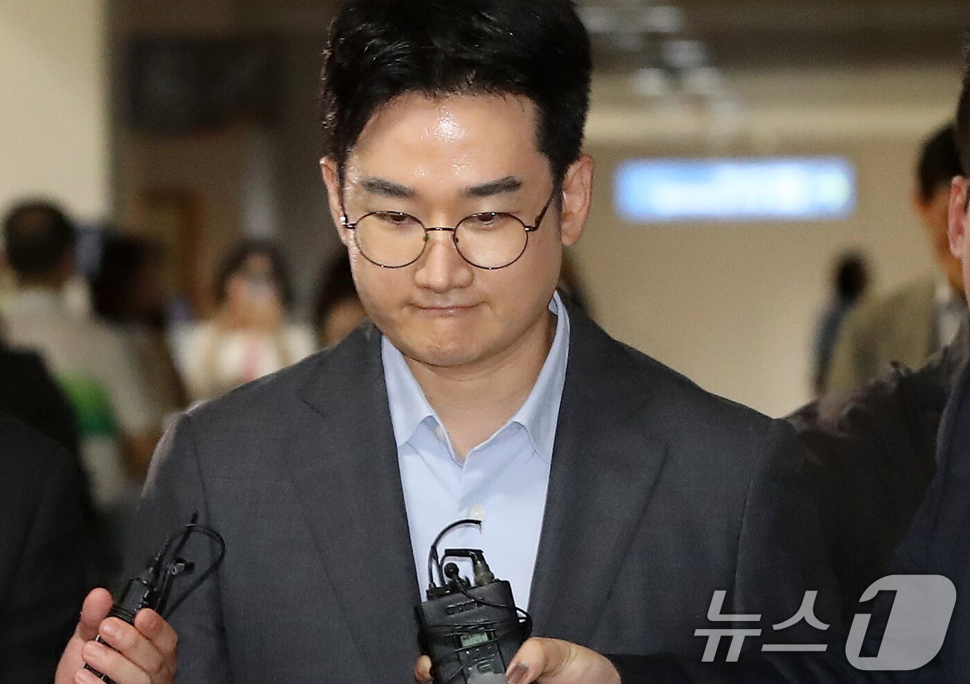본문 이미지 - 6·3 지방선거 당시 '음료컵 테러' 사건의 자작극 의혹을 받는 정이한 전 개혁신당 부산시장 후보가 8일 오후 부산 연제구 부산지방법원에서 열린 구속 전 피의자 심문(영장실질심사)에 출석하고 있다.  2026.7.8 ⓒ 뉴스1 윤일지 기자