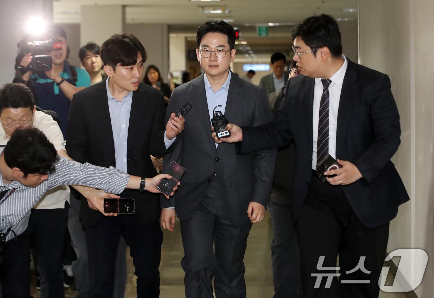 (부산=뉴스1) 윤일지 기자 = 6·3 지방선거 당시 '음료컵 테러' 사건의 자작극 의혹을 받는 정이한 전 개혁신당 부산시장 후보가 8일 오후 부산 연제구 부산지방법원에서 열린 구 …