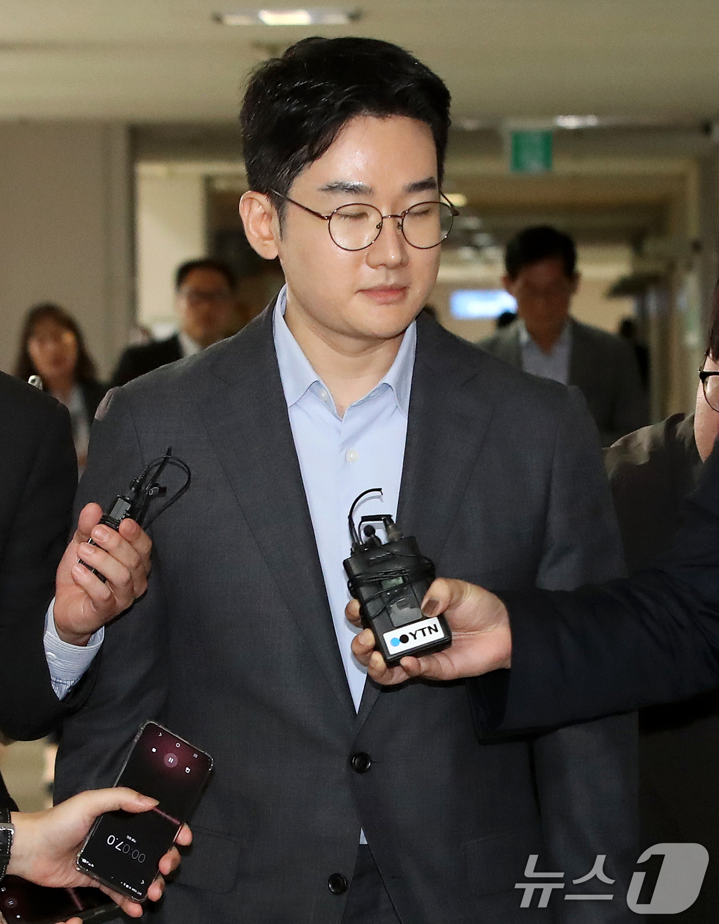 (부산=뉴스1) 윤일지 기자 = 6·3 지방선거 당시 '음료컵 테러' 사건의 자작극 의혹을 받는 정이한 전 개혁신당 부산시장 후보가 8일 오후 부산 연제구 부산지방법원에서 열린 구 …