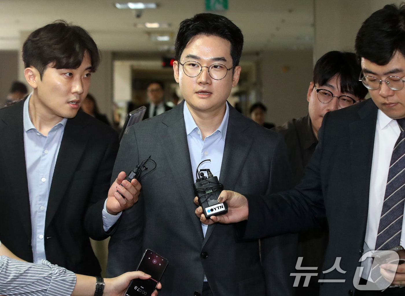 (부산=뉴스1) 윤일지 기자 = 6·3 지방선거 당시 '음료컵 테러' 사건의 자작극 의혹을 받는 정이한 전 개혁신당 부산시장 후보가 8일 오후 부산 연제구 부산지방법원에서 열린 구 …