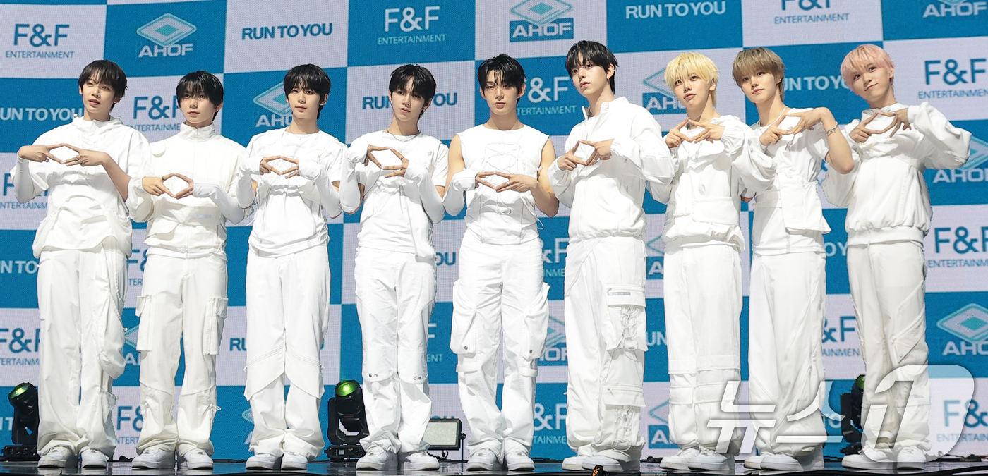 (서울=뉴스1) 권현진 기자 = 그룹 아홉(AHOF) 장슈아이보(왼쪽부터)와 박한, 서정우, 제이엘, 스티븐, 즈언, 차웅기, 박주원, 다이스케가 8일 오후 서울 광진구 예스24라 …