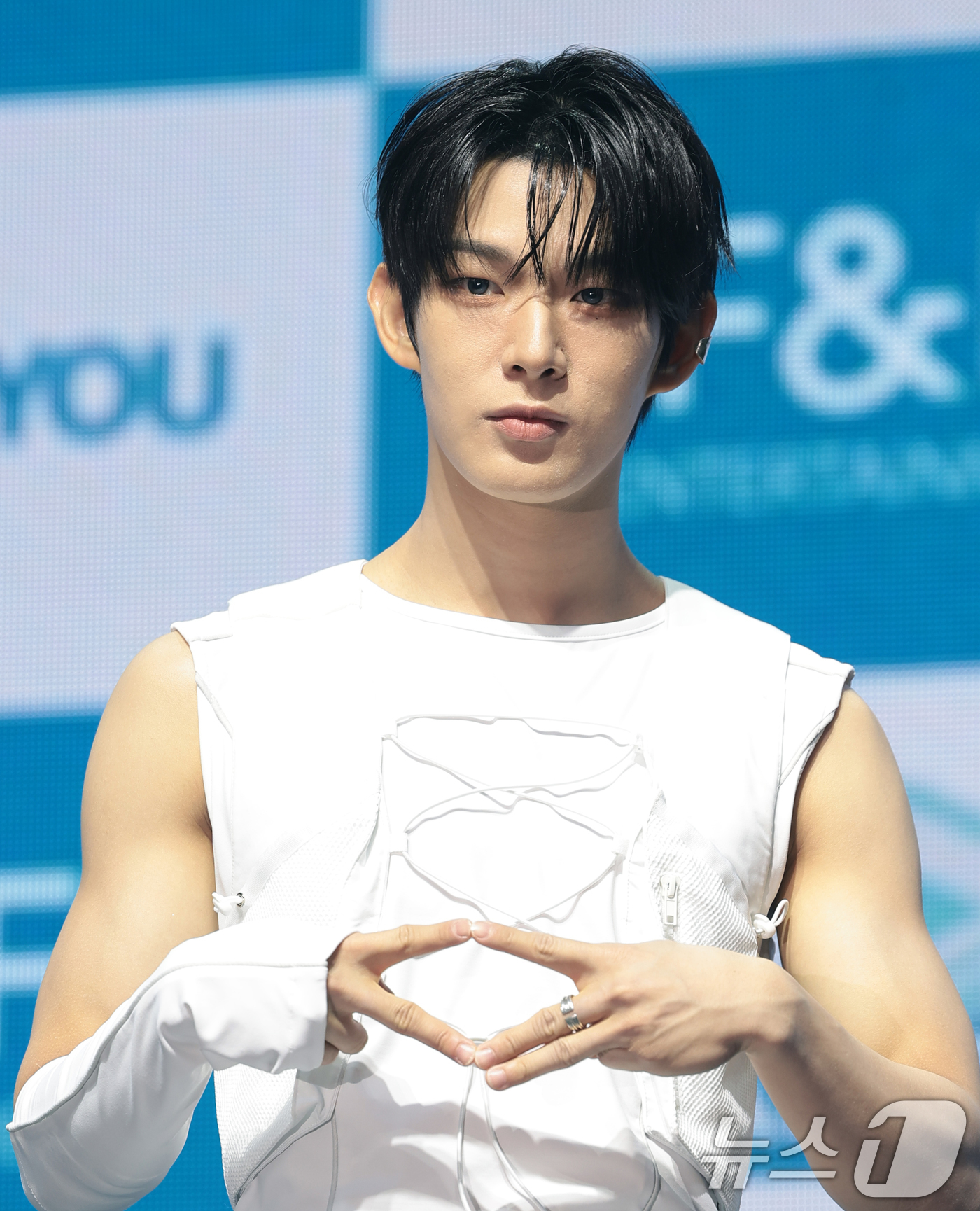 (서울=뉴스1) 권현진 기자 = 그룹 아홉(AHOF) 스티븐이 8일 오후 서울 광진구 예스24라이브홀에서 열린 세 번째 미니 앨범 ‘런 투 유(RUN TO YOU)' 발매 기념 미 …