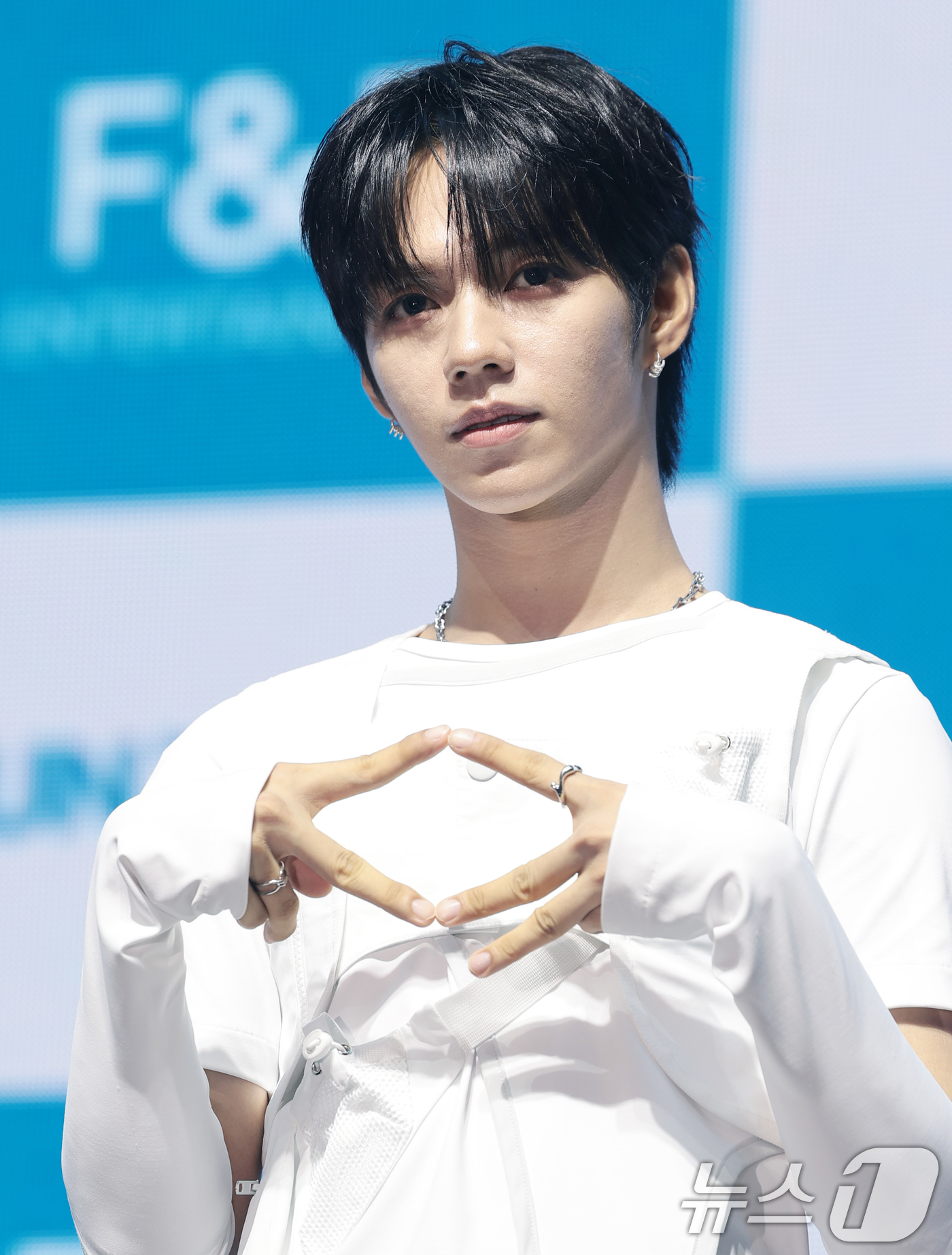 (서울=뉴스1) 권현진 기자 = 그룹 아홉(AHOF) 제이엘이 8일 오후 서울 광진구 예스24라이브홀에서 열린 세 번째 미니 앨범 ‘런 투 유(RUN TO YOU)' 발매 기념 미 …