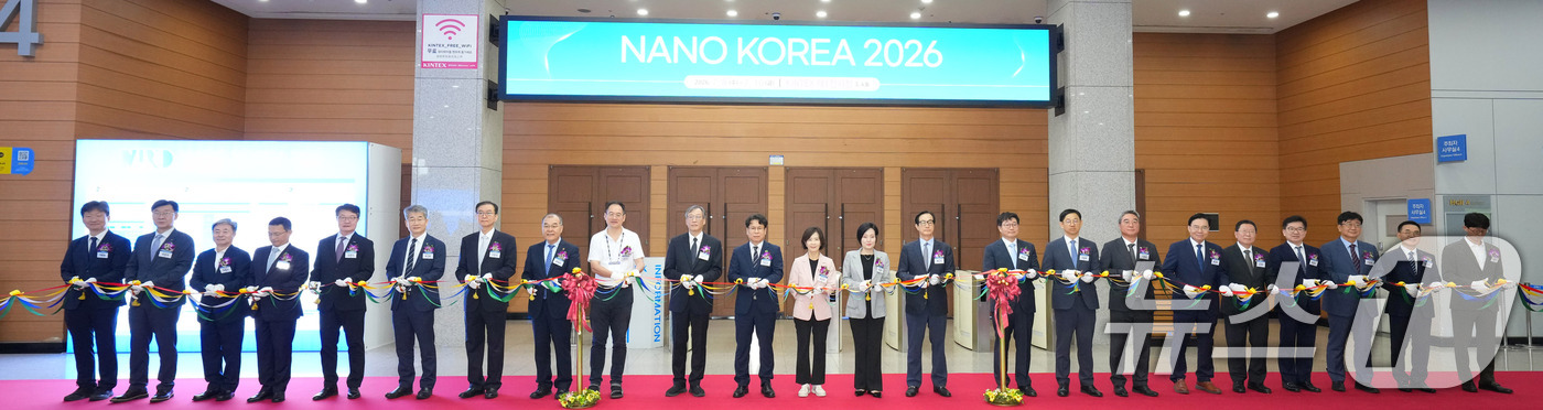 (서울=뉴스1) = 8일 오전 경기도 고양시 일산서구 킨텍스에서 열린 '나노코리아 2026 개막식'에서 박인규 과학기술정보통신부 과학기술혁신본부장 등 참석자들이 테이프 커팅을 하고 …