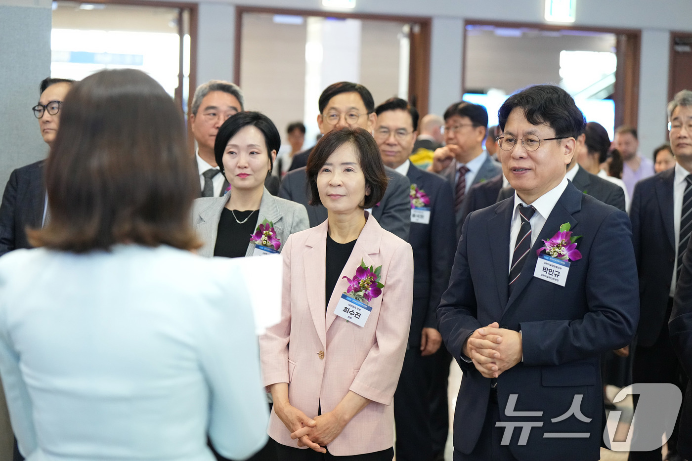 (서울=뉴스1) = 박인규 과학기술정보통신부 과학기술혁신본부장이 8일 오전 경기도 고양시 일산서구 킨텍스에서 개막한 '나노코리아 2026' 전시장을 관람하고 있다. (나노기술연구협 …