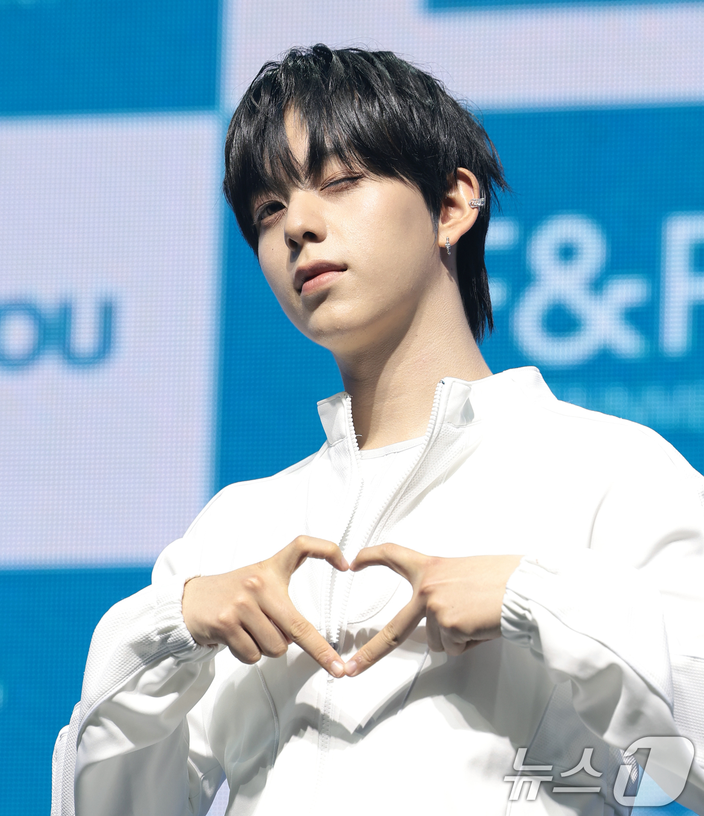 (서울=뉴스1) 권현진 기자 = 그룹 아홉(AHOF) 즈언이 8일 오후 서울 광진구 예스24라이브홀에서 열린 세 번째 미니 앨범 ‘런 투 유(RUN TO YOU)' 발매 기념 미디 …
