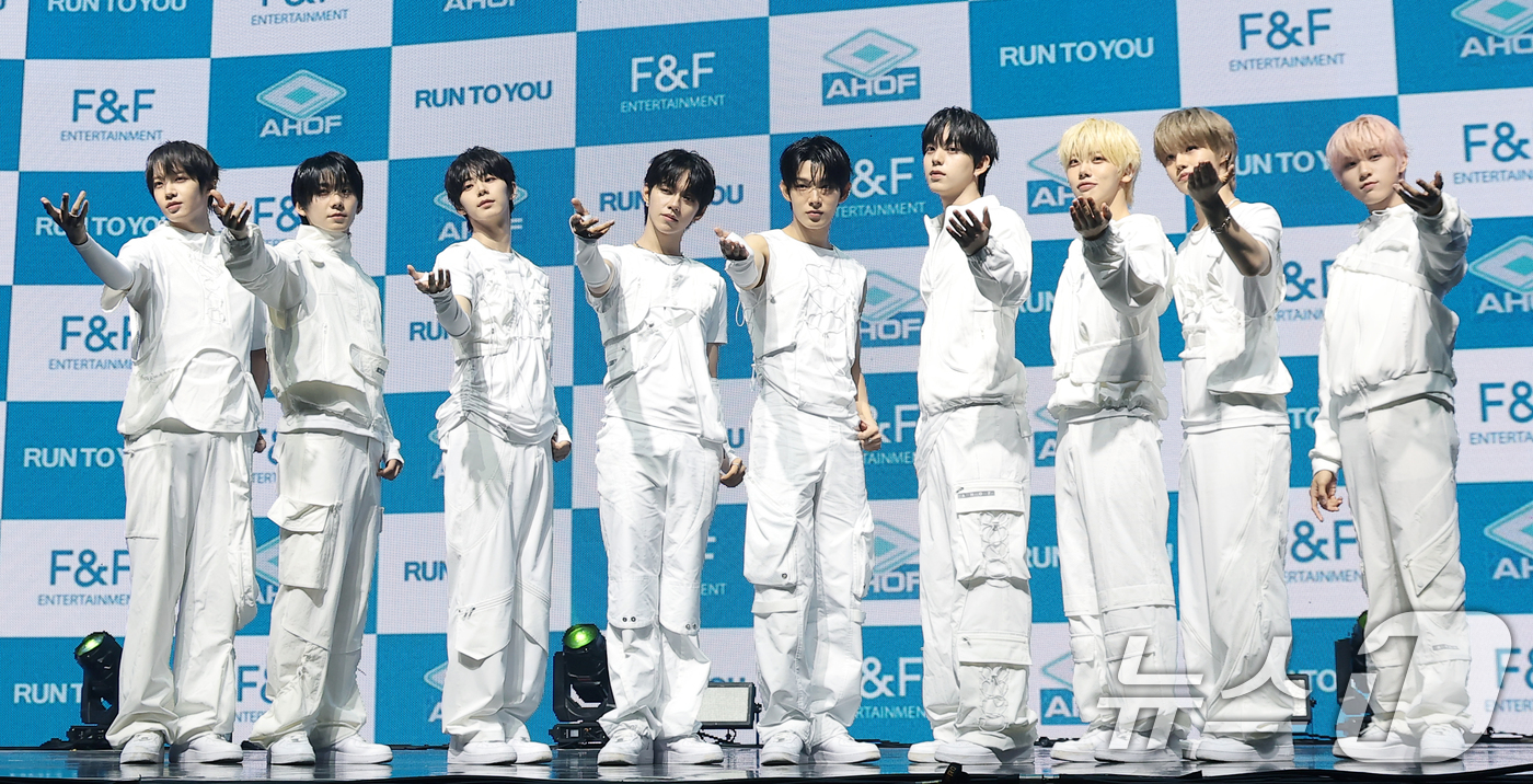 (서울=뉴스1) 권현진 기자 = 그룹 아홉(AHOF) 장슈아이보(왼쪽부터)와 박한, 서정우, 제이엘, 스티븐, 즈언 차웅기, 박주원, 다이스케가 8일 오후 서울 광진구 예스24라이 …