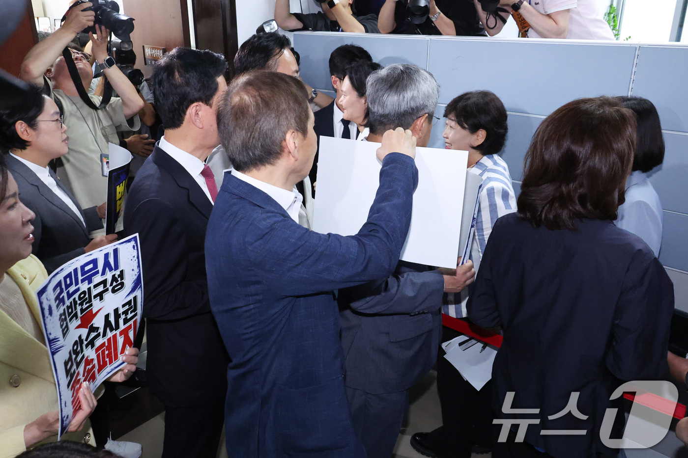 (서울=뉴스1) 신웅수 기자 = 서영교 위원장이 8일 서울 여의도 국회에서 열린 법제사법위원회 전체회의에 참석하며 국민의힘 의원들의 항의를 받고 있다. 2026.7.8/뉴스1