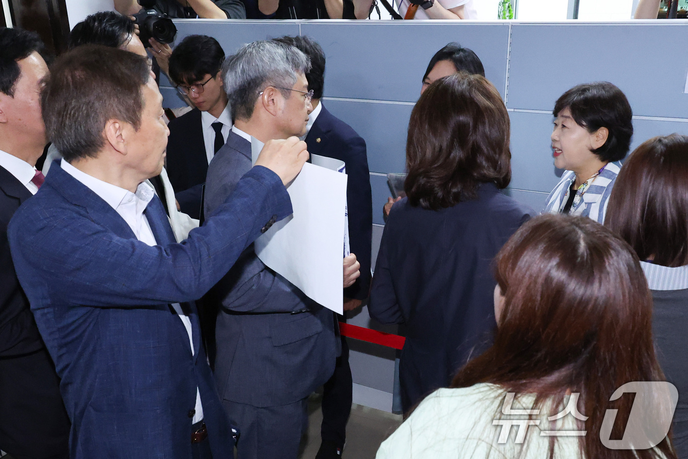 (서울=뉴스1) 신웅수 기자 = 서영교 위원장이 8일 서울 여의도 국회에서 열린 법제사법위원회 전체회의에 참석하며 국민의힘 의원들의 항의를 받고 있다. 2026.7.8/뉴스1