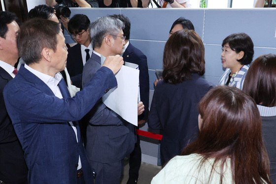 항의 속 입장하는 서영교 위원장