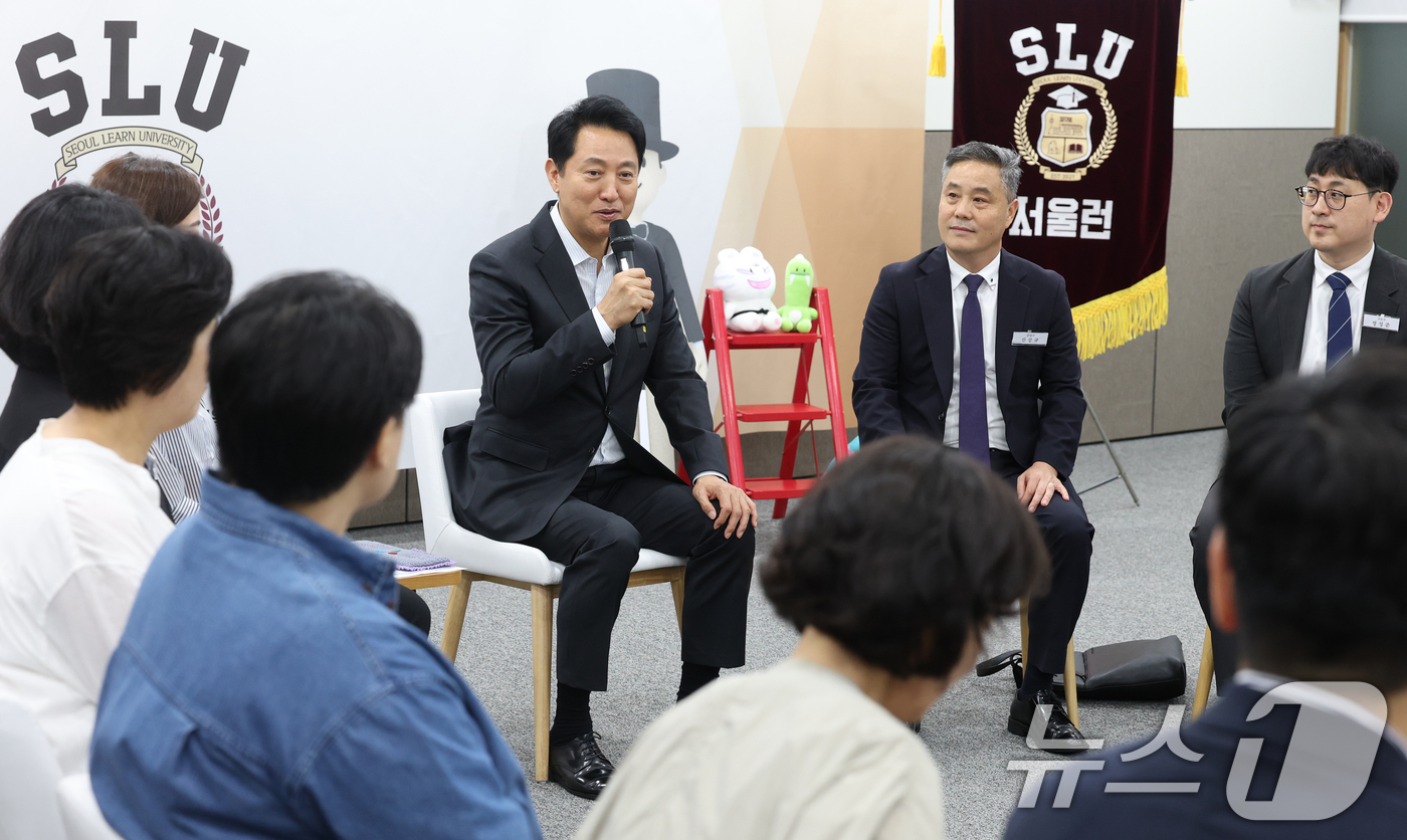 (서울=뉴스1) 오대일 기자 = 오세훈 서울시장이 8일 오후 서울 중구 서울시청 영상회의실에서 열린 지역아동센터와 함께 하는 서울런 간담회에서 인사말을 하고 있다. 2026.7.8 …