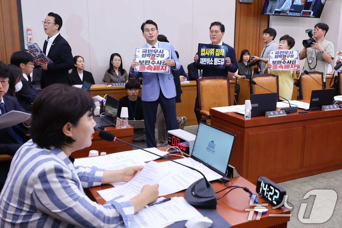 본문 이미지 - 국민의힘 법사위원들이 8일 서울 여의도 국회에서 열린 법제사법위원회 전체회의에서 서영교 위원장에게 항의하고 있다. 2026.7.8 ⓒ 뉴스1 신웅수 기자