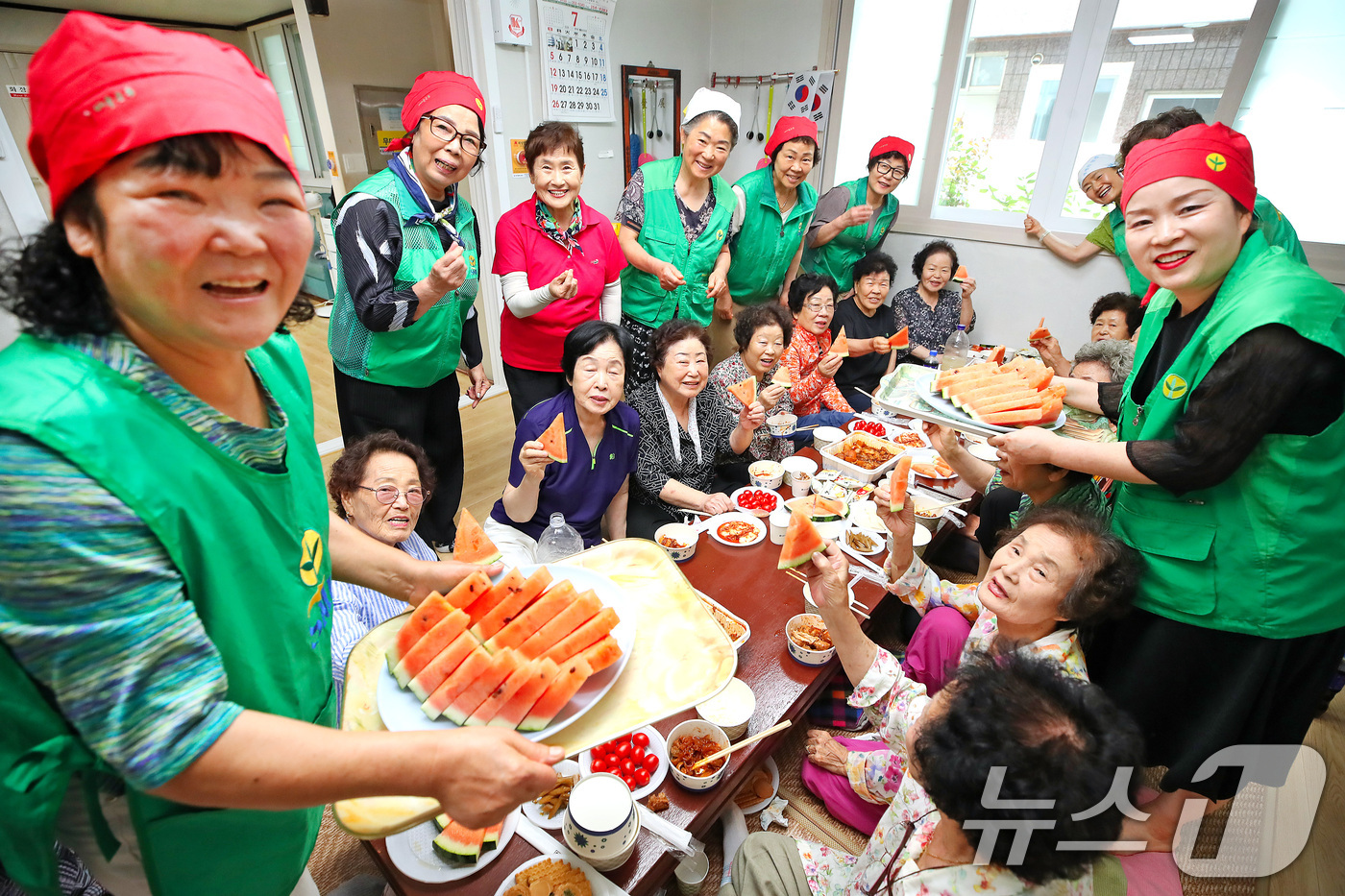 (대구=뉴스1) 공정식 기자 = 초복을 일주일 앞둔 8일 대구 중구 남산1동 경로당에서 중구 새마을부녀회 회원들이 찜닭과 수박 등 정성껏 준비한 복달임 음식을 어르신께 대접하고 있 …