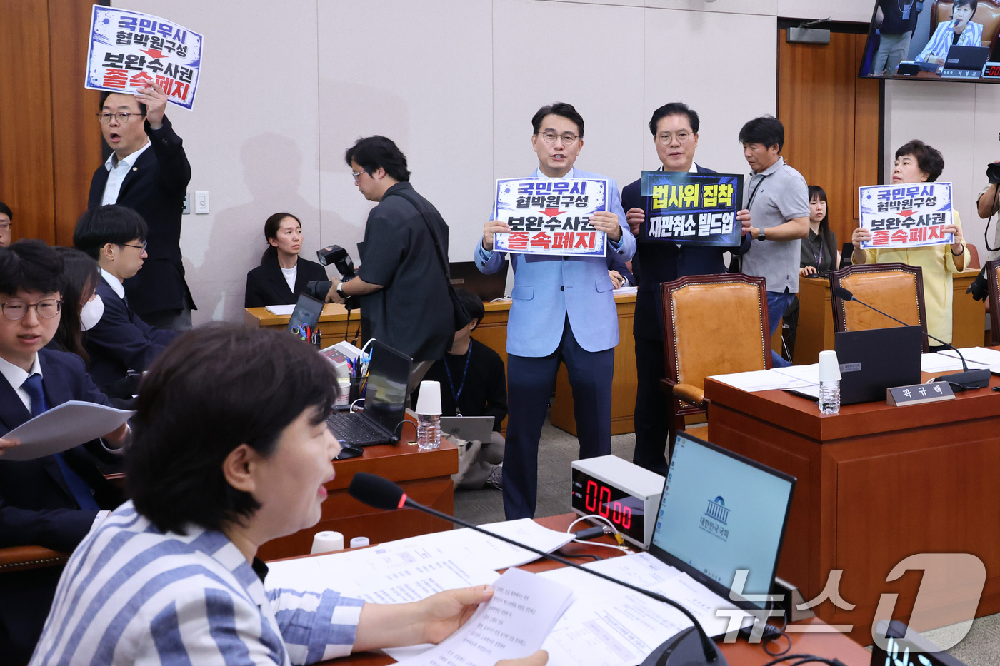 (서울=뉴스1) 신웅수 기자 = 국민의힘 법사위원들이 8일 서울 여의도 국회에서 열린 법제사법위원회 전체회의에서 서영교 위원장에게 항의하고 있다. 2026.7.8/뉴스1