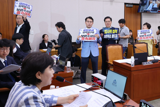 법사위, 野반발속 형소법 소위 회부…심사 전 부처 보고받아(종합)