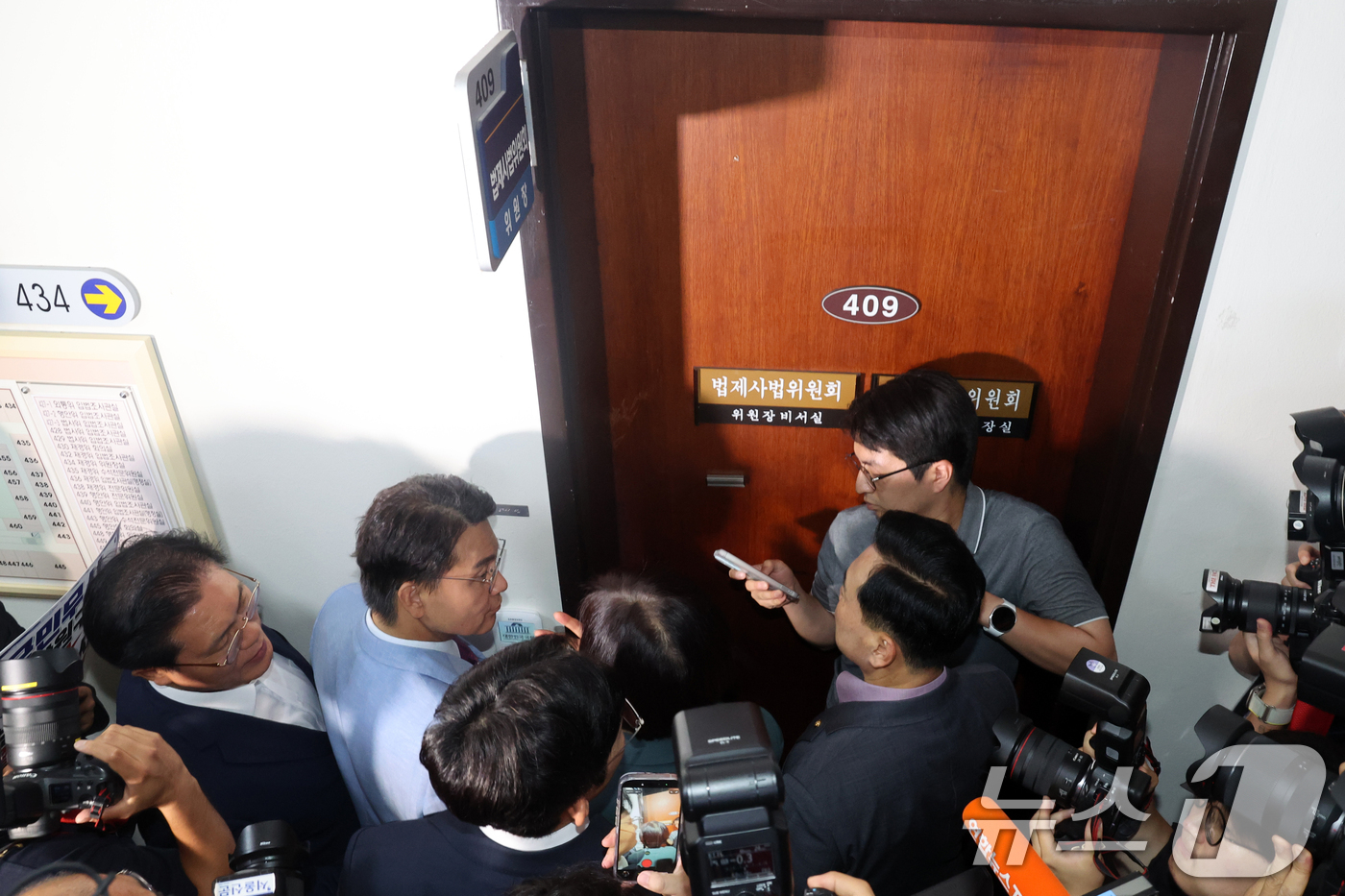 (서울=뉴스1) 황기선 기자 = 국민의힘 의원들이 8일 오후 서울 여의도 국회에서 더불어민주당의 법사위를 포함한 원 구성 강행을 항의하며 법사위원장실로 항의방문하고 있다. 2026 …