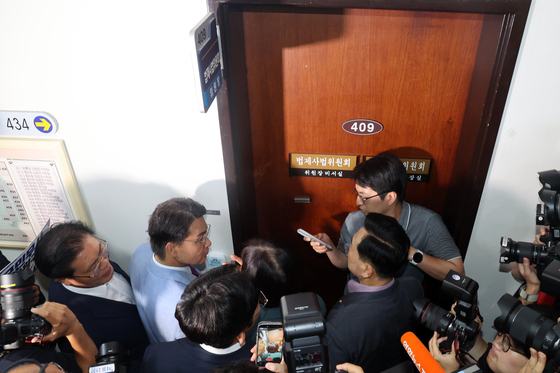 국민의힘, 법사위원장실 항의방문